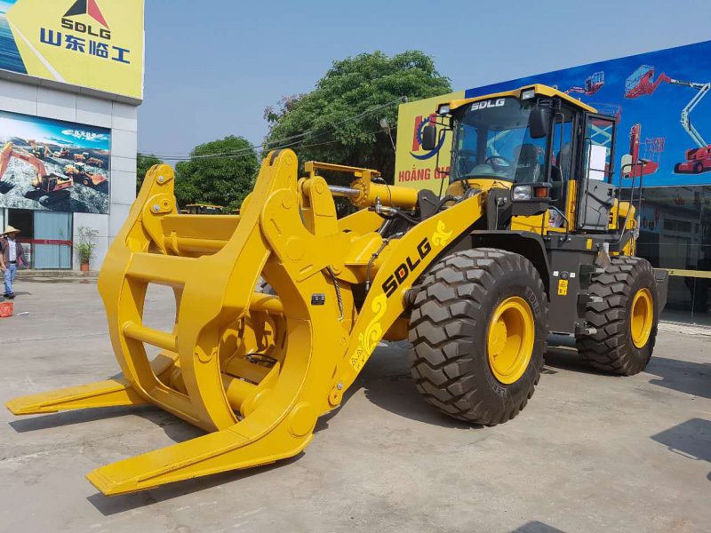 máy xúc lật kẹp gỗ L956f