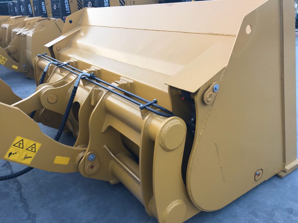 gầu L956F đổ cao 4.5m-5