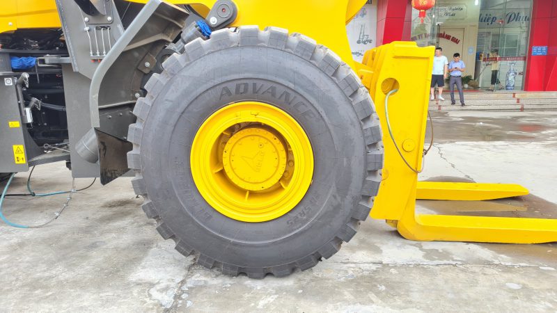 máy nâng đá sdlg lft33f-4